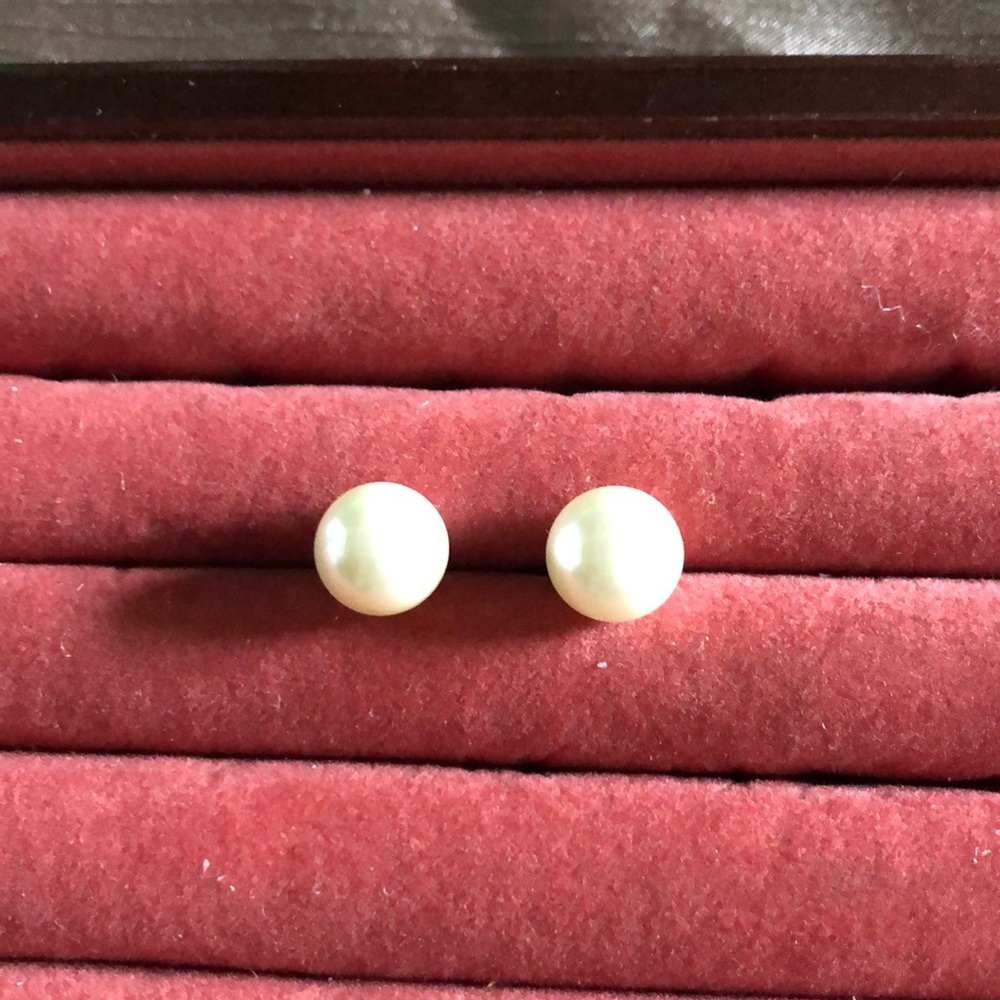 Pearl post earrings
